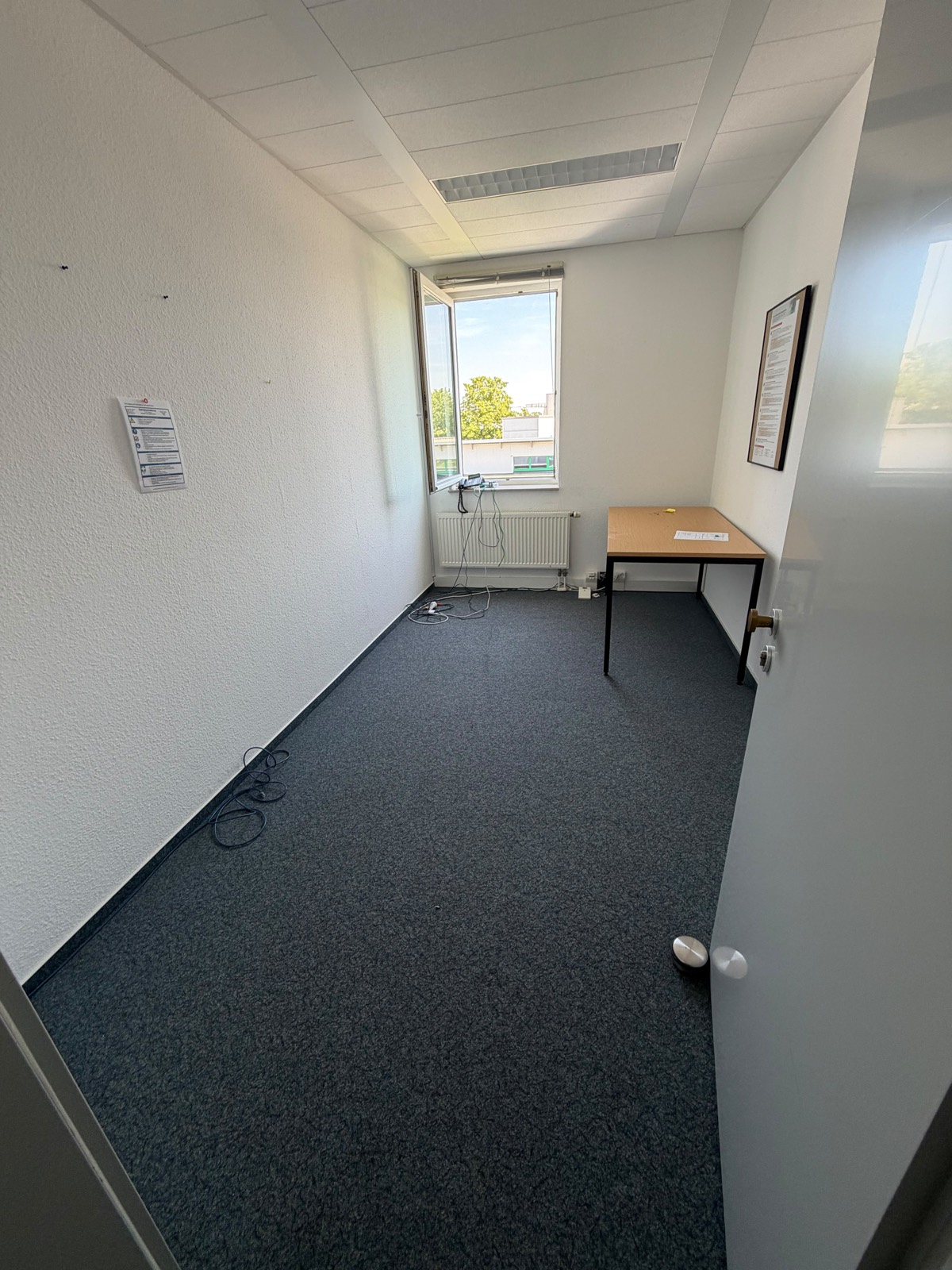 Leergeräumtes, besenrein übergebenes Büro nach der Büroauflösung