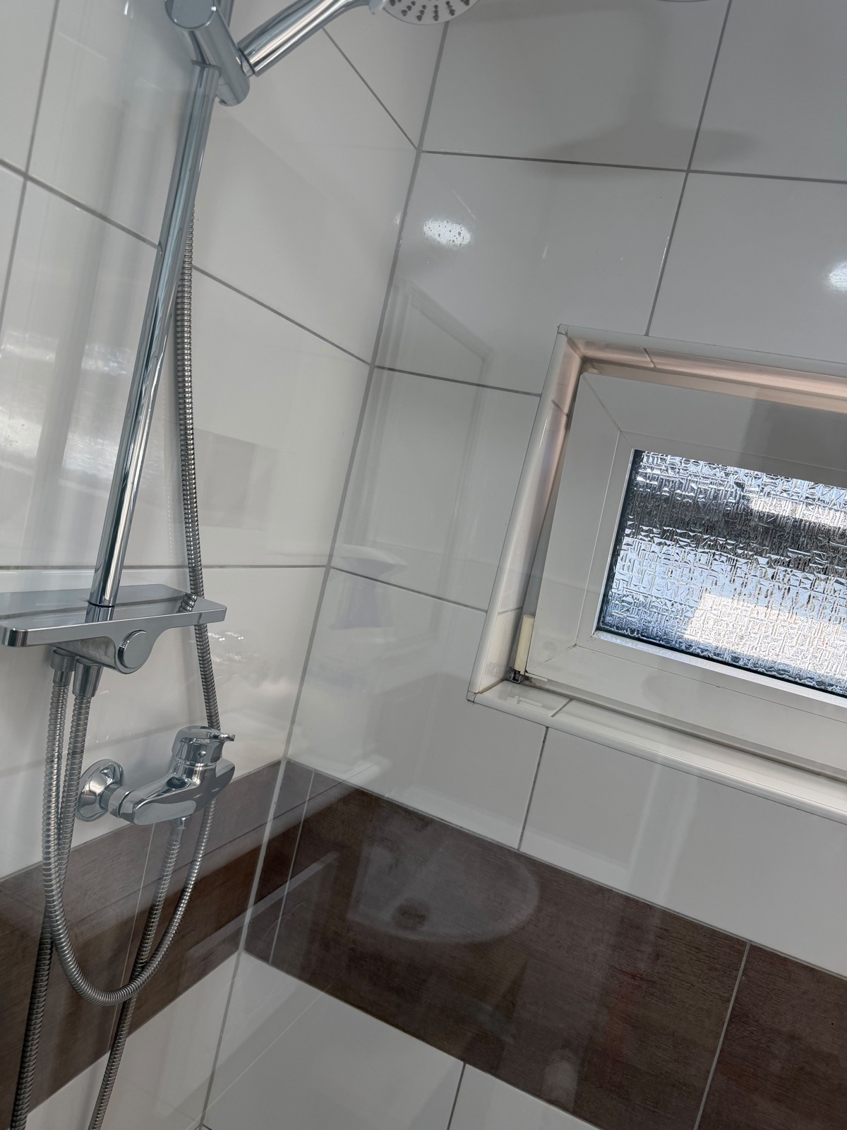 Saubere, kalkfreie Dusche mit Fensternische nach der Reinigung