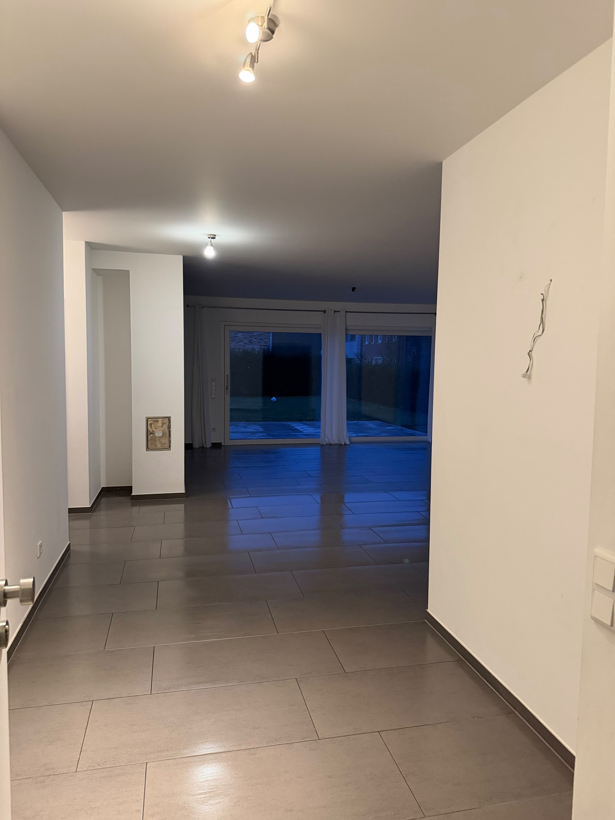 Wohnraum mit sauberem, glänzendem Fliesenboden nach der Grundreinigung