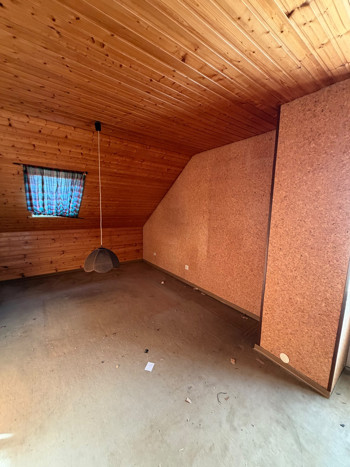 Leergeräumtes, besenreines Dachzimmer nach der Wohnungsauflösung